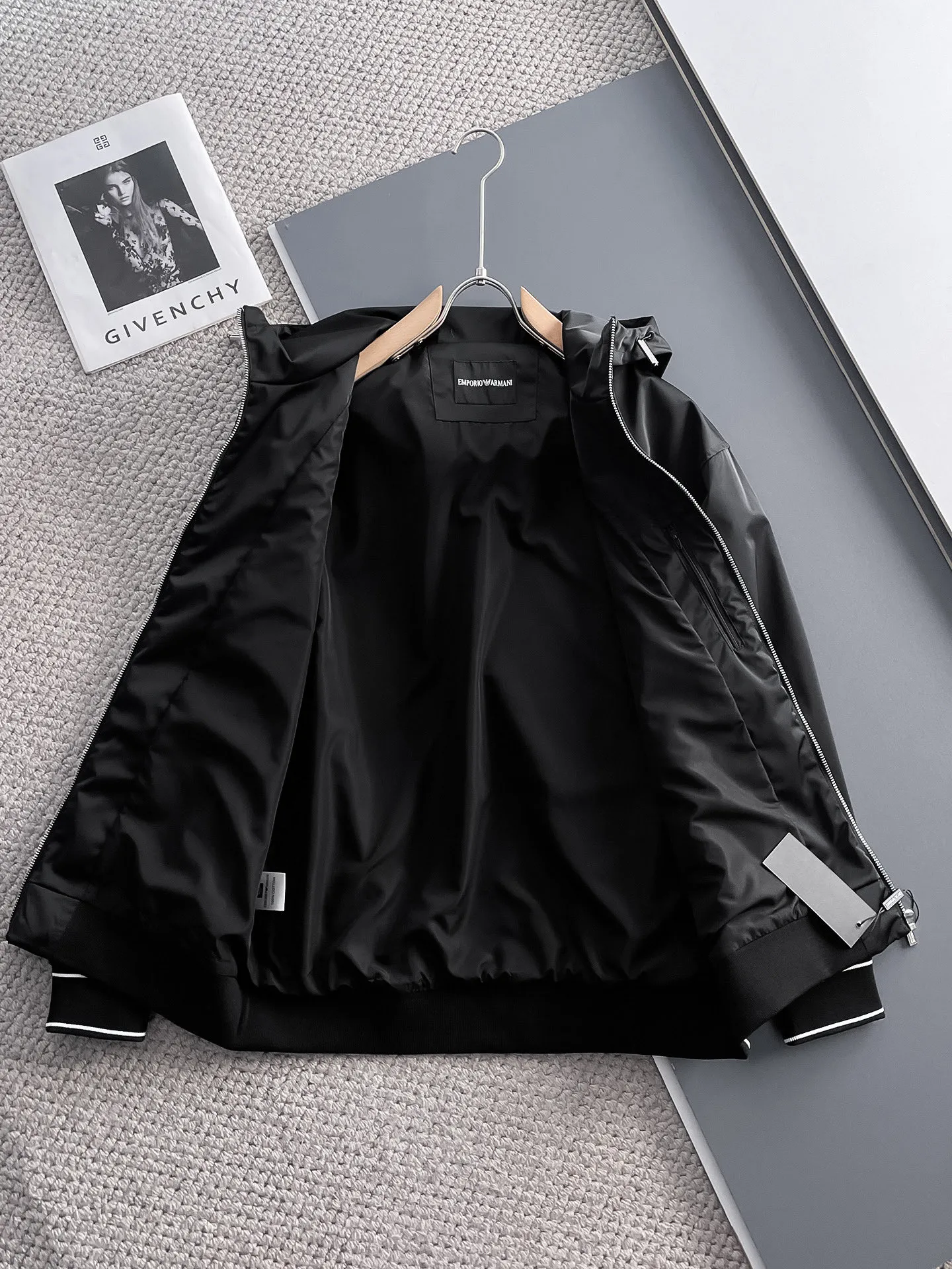 Armani official website Same Style, complete with three labels, on sale in advance. 2026 Autumn and Winter New Arrival men's jacket, Original with complete three labels, Premium version. Custom-made fabrics at the counter. Breathable, high comfort, impeccable details, brand element design concept, reflecting high quality. It feels delicate and soft, presents a casual cut, and has a great upper body shape. Sizes: M～3XL,